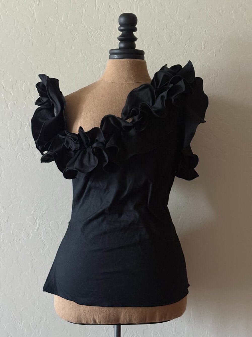Petersyn ruffle top. Size S. Black.